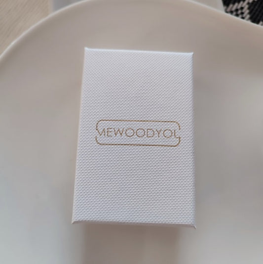 Darilno pakiranje - Škatlica bele barve za nakit