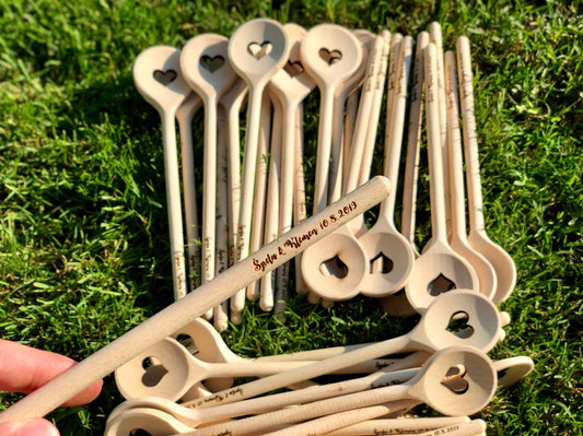 Lesene kuhalnice z napisom.