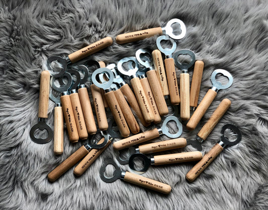 Leseni odpirač z napisom po želji.